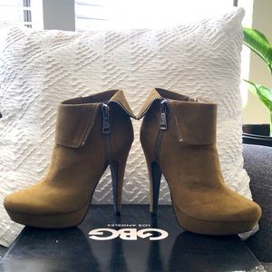 Olive green, ankle bootie’s Side zipped Size 6.5